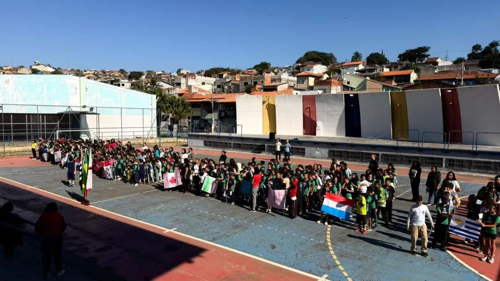 Escolas têm álbum de figurinhas escolar e competição interna em clima de Copa do Mundo