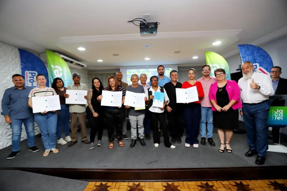 Jacareí entrega 52 títulos de propriedade a famílias de seis bairros; moradores do Mississipi comemoram conquista após anos de espera