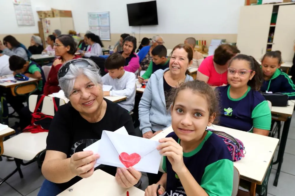 Crianças e idosos compartilham experiências e momentos de carinho durante projeto em Jacareí
